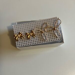Gold Bow Earrings and Necklace Set.
Never worn and taken off packaging